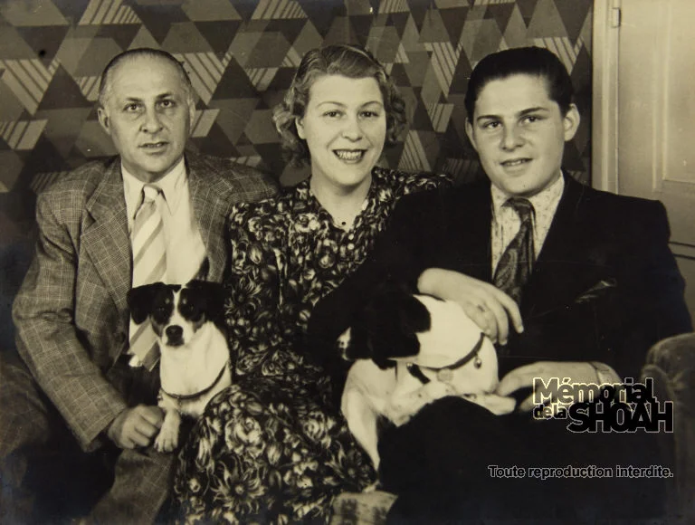 Jules et Madeleine Amalie Wassermann photographiés avec leur fils Henri vers 1942