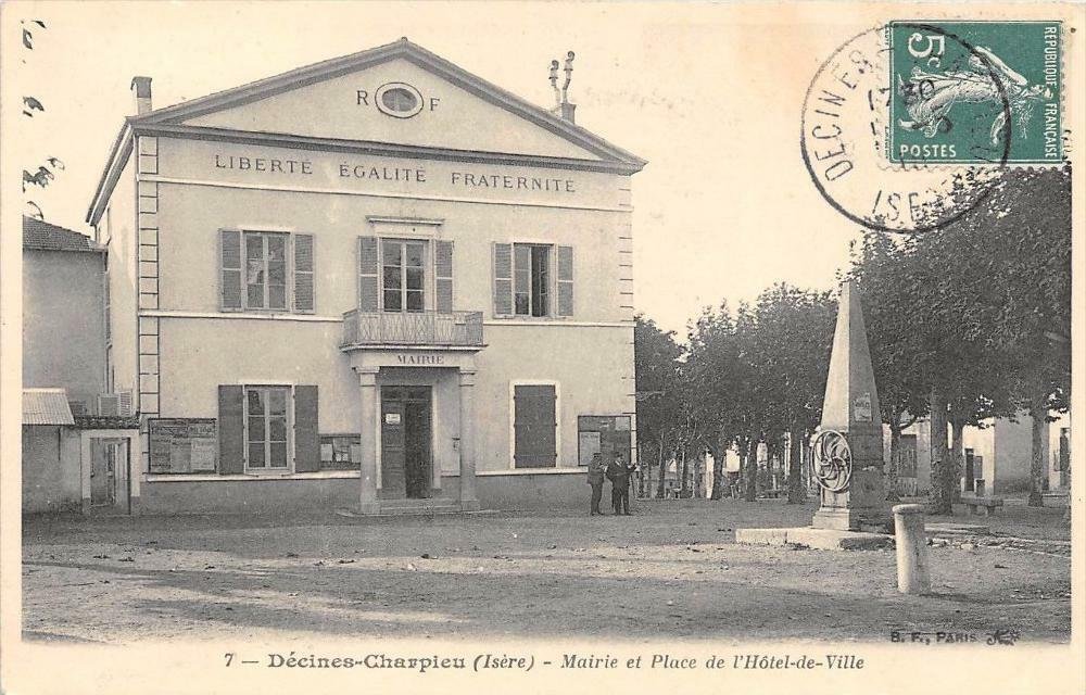 decines-charpieu-mairie-place-hotel-ville.jpg