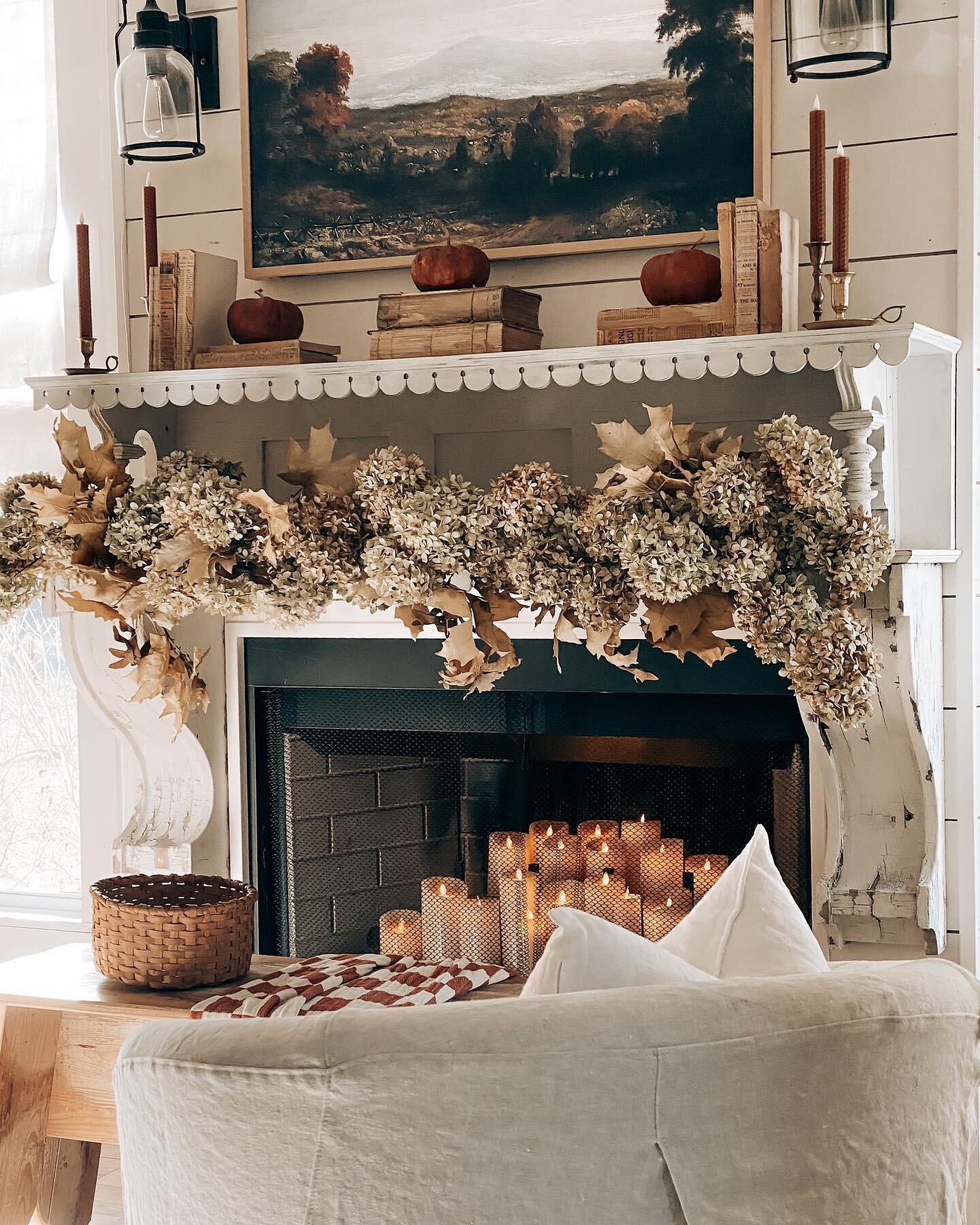 Good morning ✨ hydrangeas overload! From the garden, to drying out, to styling them in decor, they sure look amazing in every stage!! The hydrangea &ldquo;garland&rdquo; has been my favorite this season. I&rsquo;m kind of sad to take it down for Chri