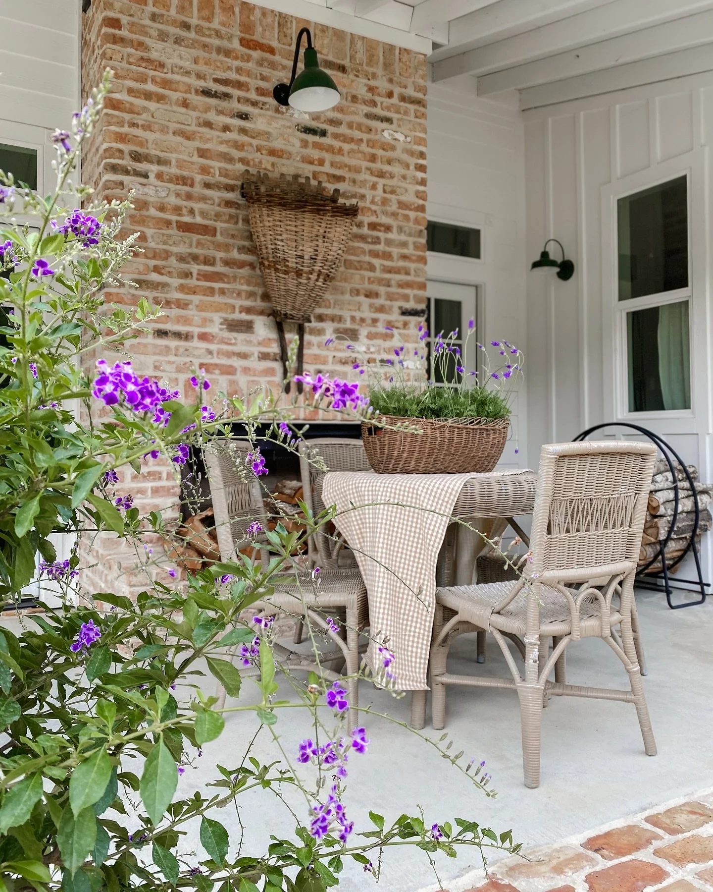 It felt SO amazing to start working outside again, playing in the dirt, planting new flowers, cleaning up the hydrangeas and more! Have you started yet?! Or maybe you are still waiting for it to warm up?! Either way, it&rsquo;s around the corner! Eve