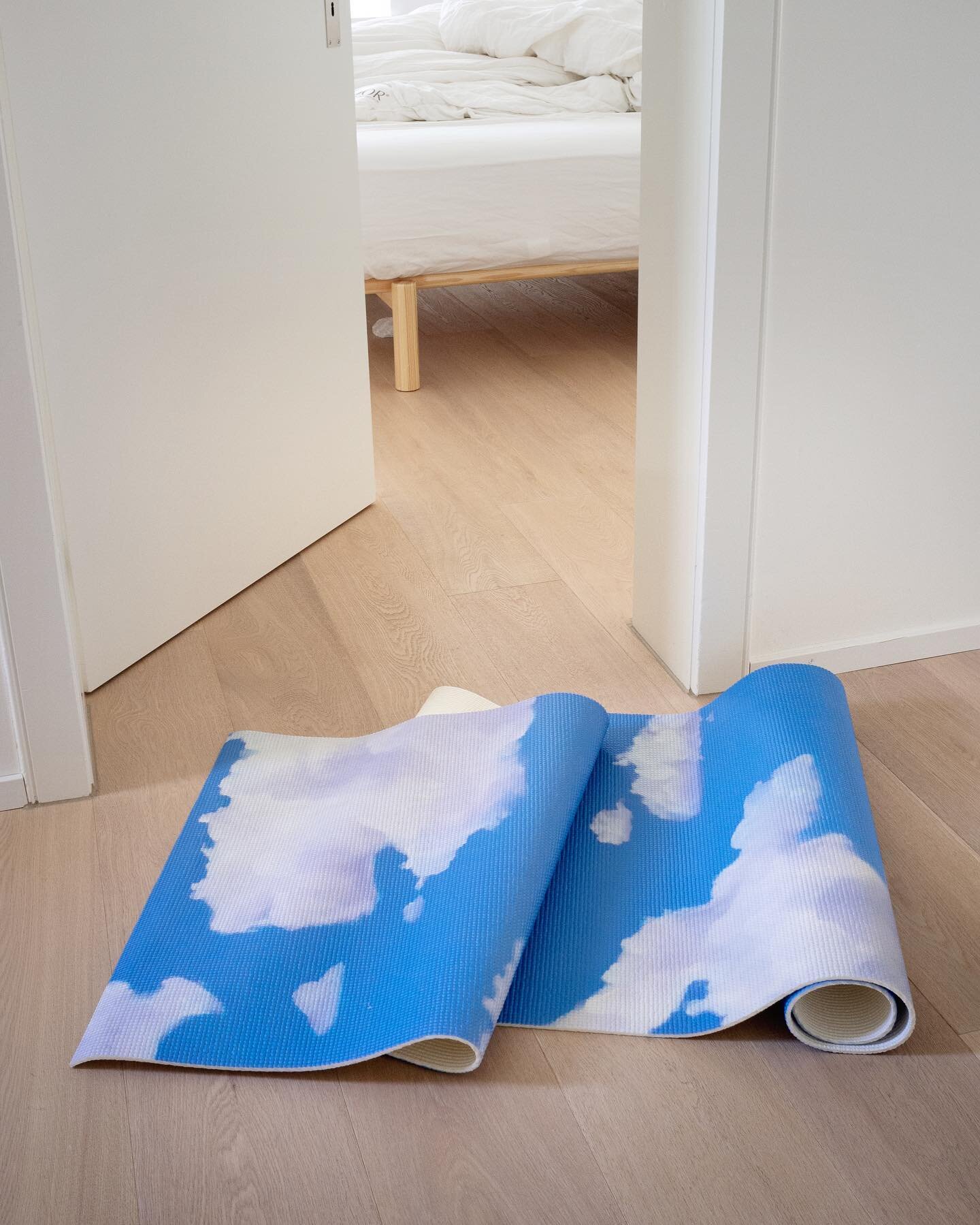 I found happy little clouds on the floor.
.
#artathome #happylittleclouds