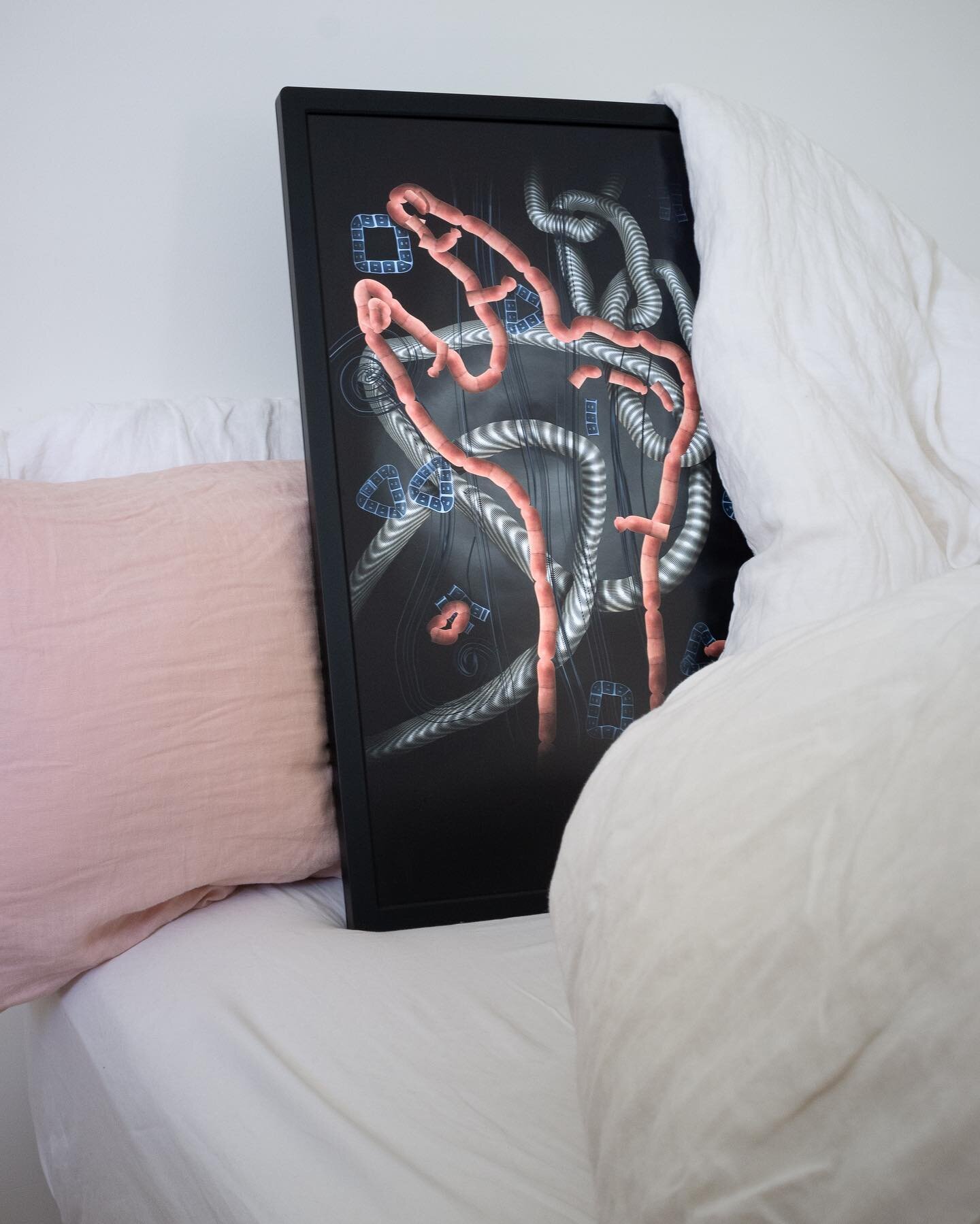 The digital painting "deep touch" relaxing on my pillow.
.
#beedroom #deeptouch #deeprelaxation #digitalpainting