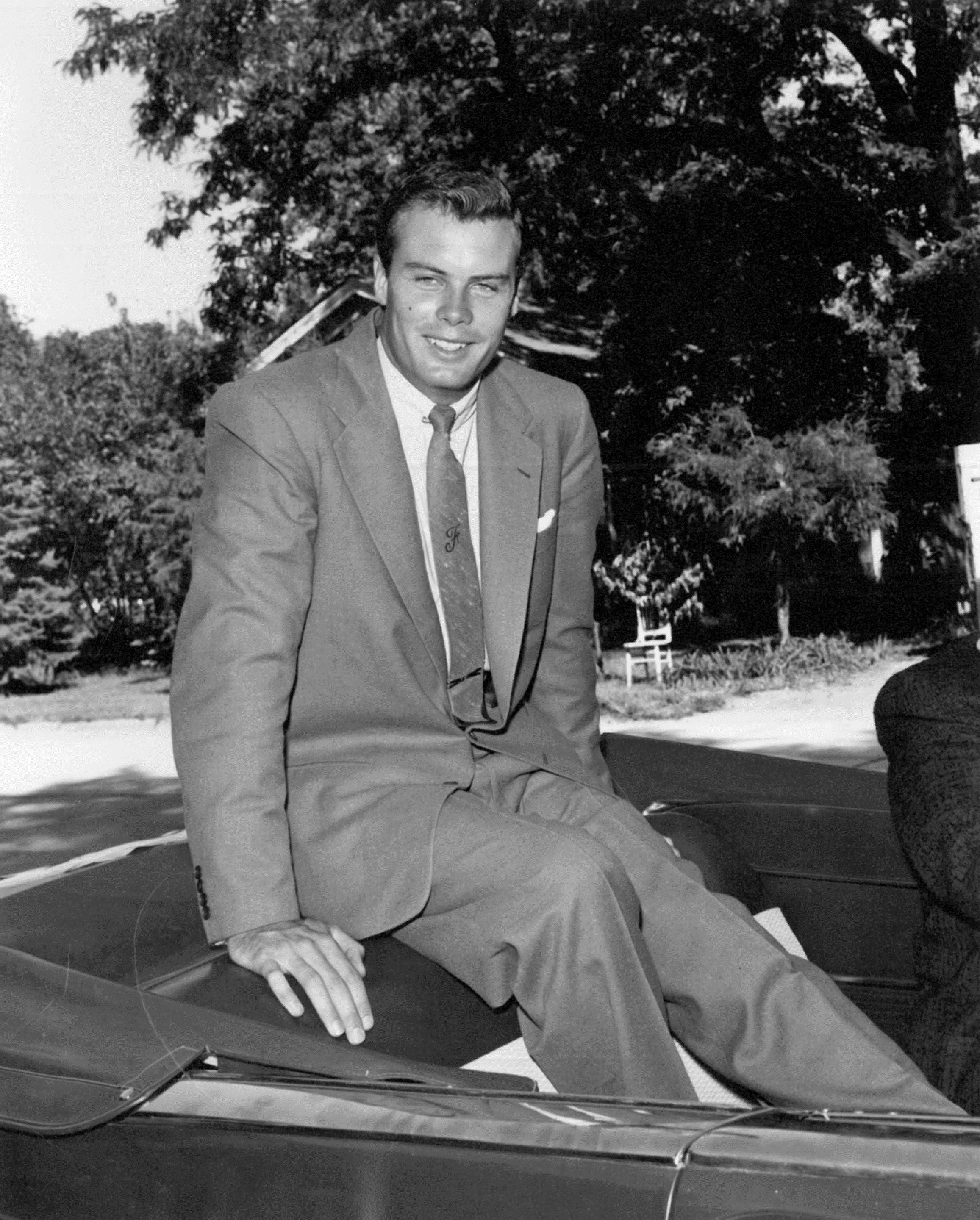  Sept. 19, 1954  Bob’s fall tour to promote  The Caine Mutiny  and  They Rode West  included a stop in Bellevue, Neb., where he had Francis and Warnock relatives. (See Biography section.) He participated in a parade and was photographed by Bennie And