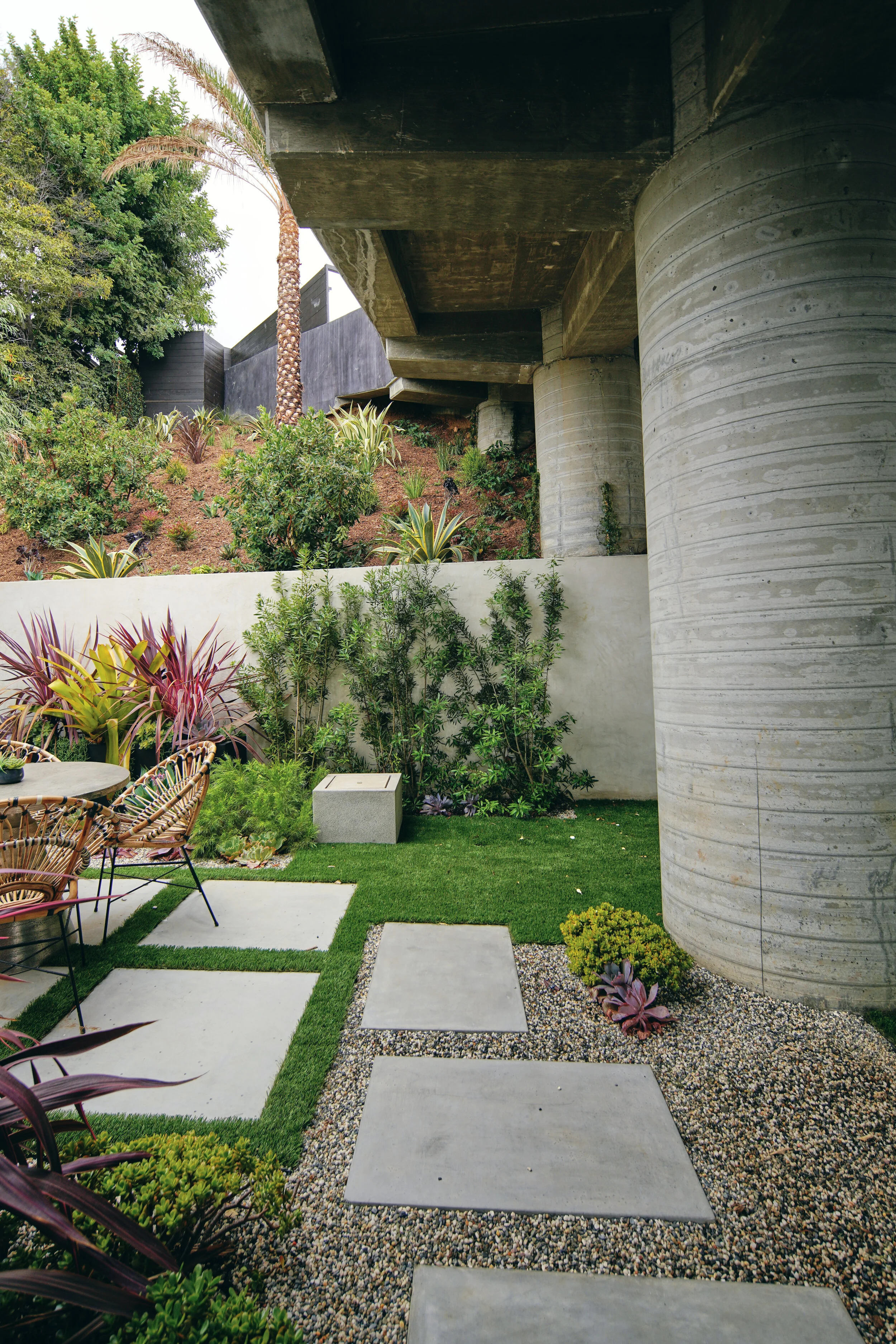 Los Tilos garden ramp pillars.jpg