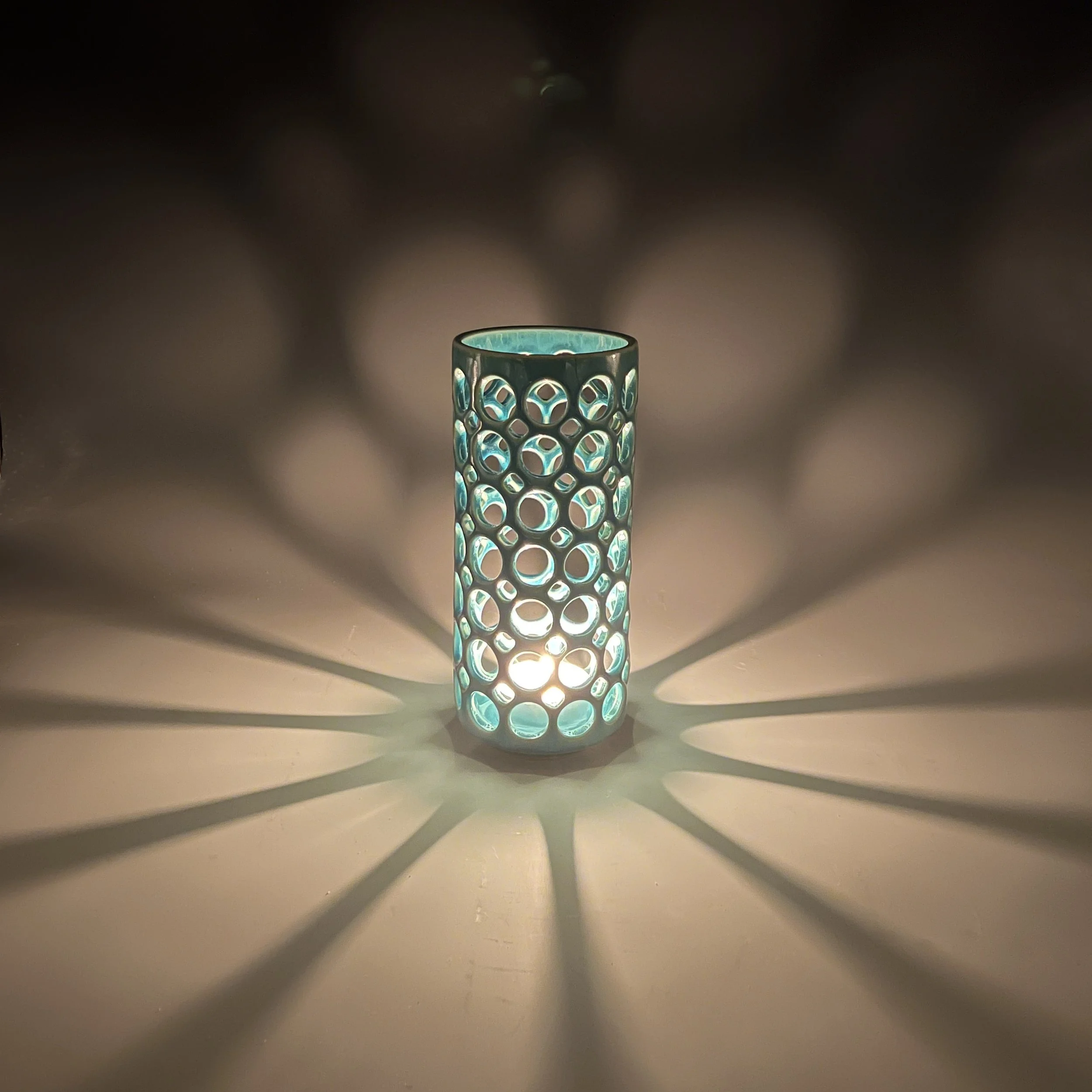 lynne_meade_lace_cylinder_turquoise_candle.JPG