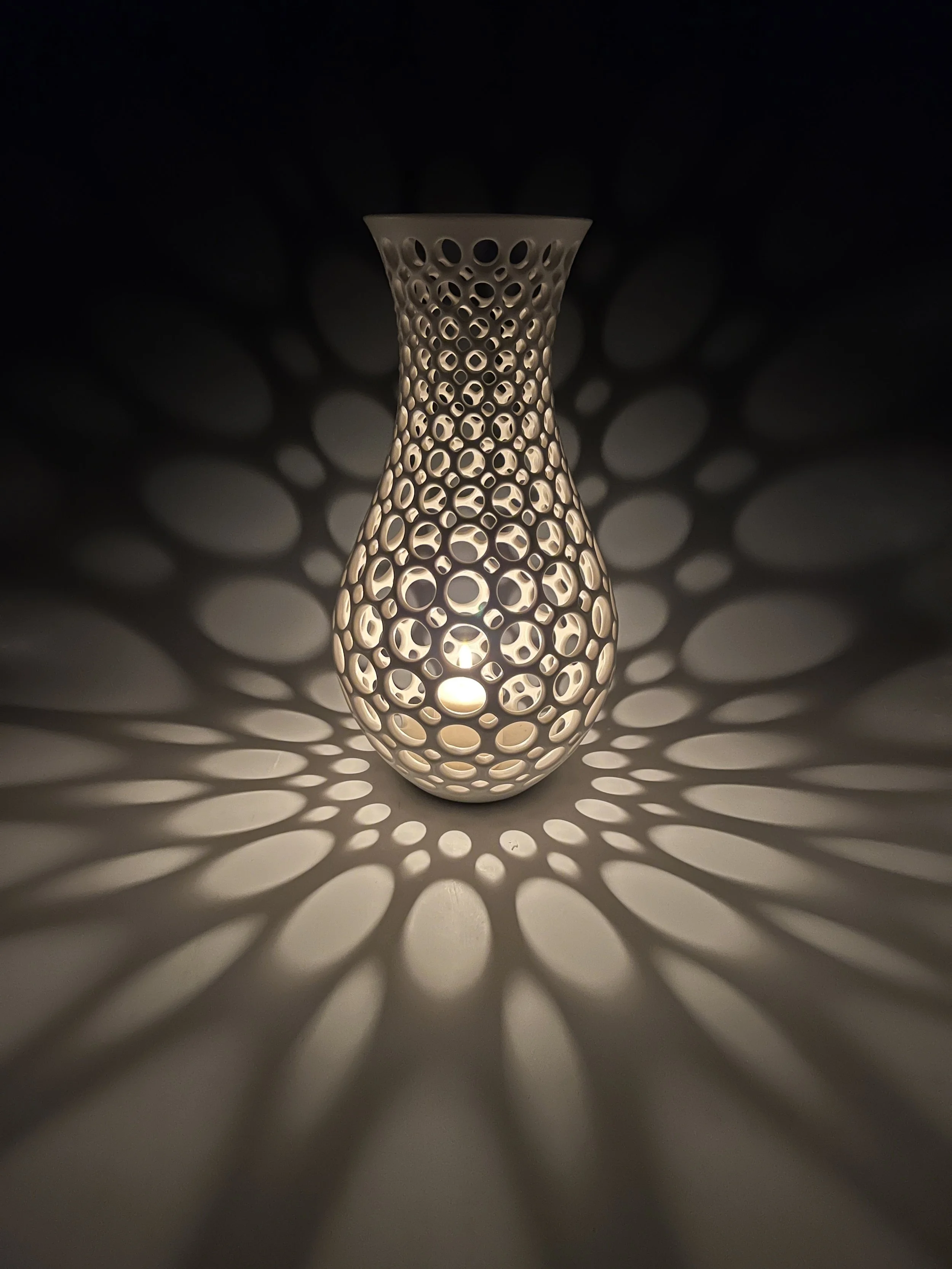 lynne_meade_curvy_vessel_candle.JPG