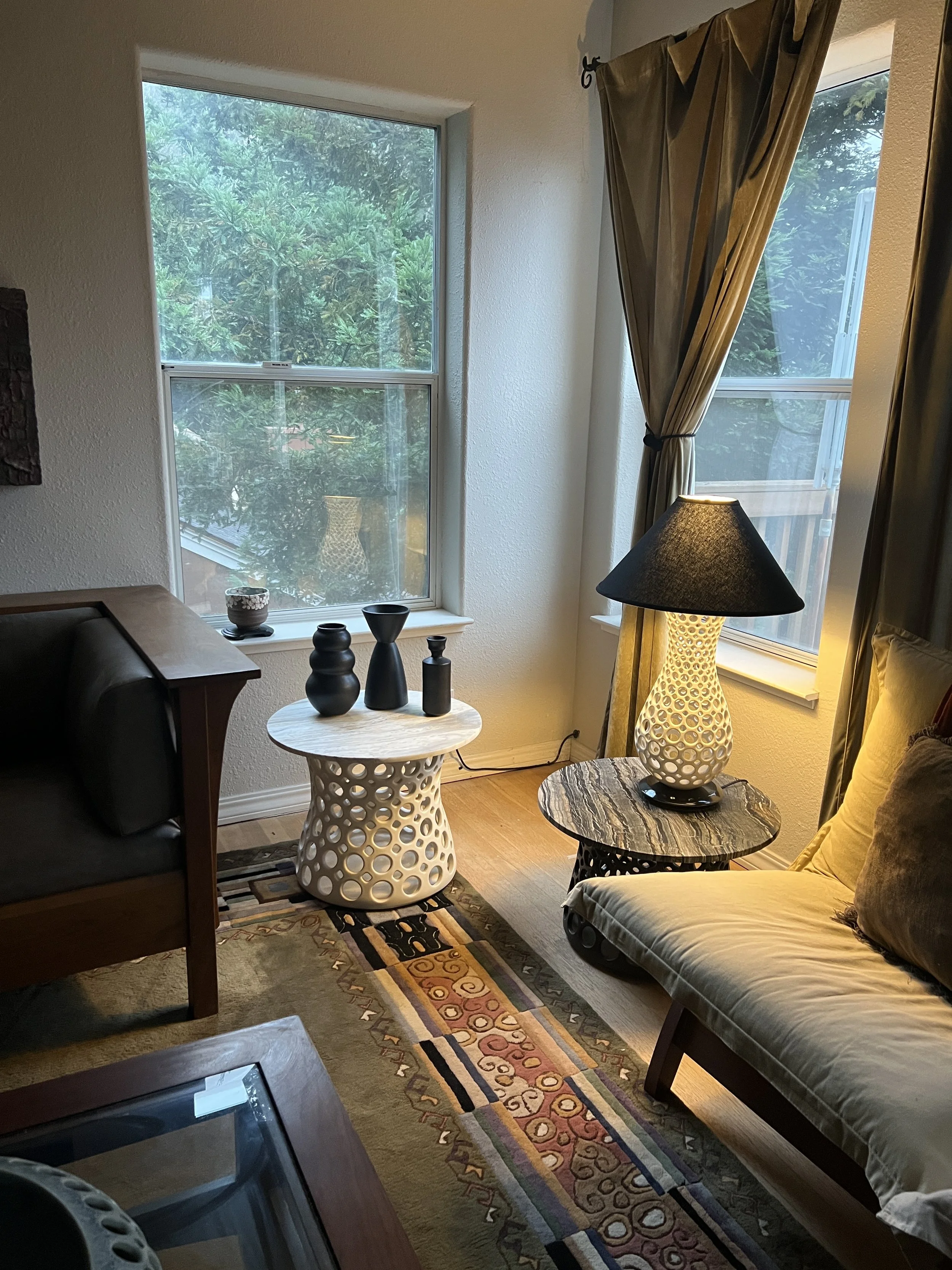lynne_meade_tablelamp_black_table_white_table_livingroom.JPG