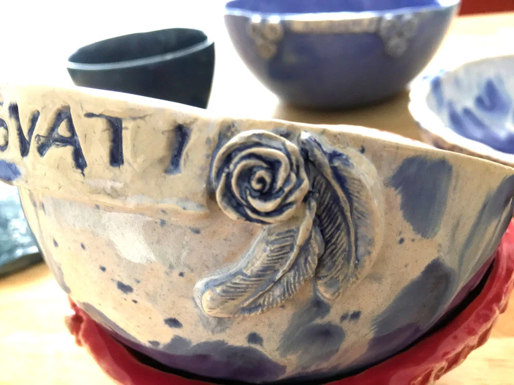 Aradhan_Celestial-Pottery_Schalen-mit-Goettinnen-Namen_nah.jpg