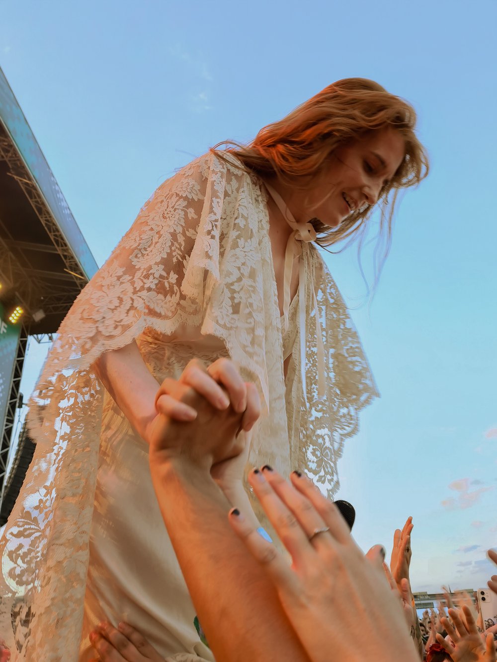 Florence Welch uses fans as support during ‘Dream Girl Evil’. Photos by Antony Zacharias (@antonyzacsnaps)