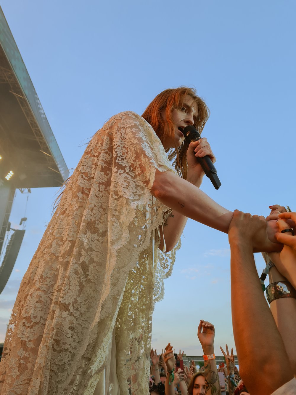 Florence Welch uses fans as support during ‘Dream Girl Evil’. Photos by Antony Zacharias (@antonyzacsnaps)