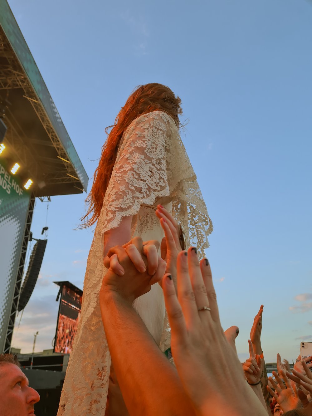 Florence Welch uses fans as support during ‘Dream Girl Evil’. Photos by Antony Zacharias (@antonyzacsnaps)