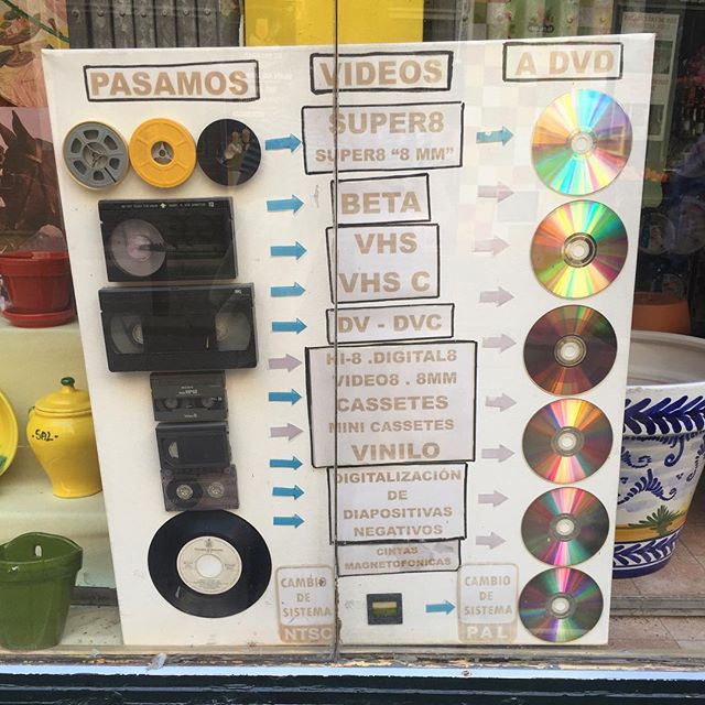 Helpful visuals and more ➡️ and 💿 than necessary = a very pleasing sign! #pasamosvideosadvd