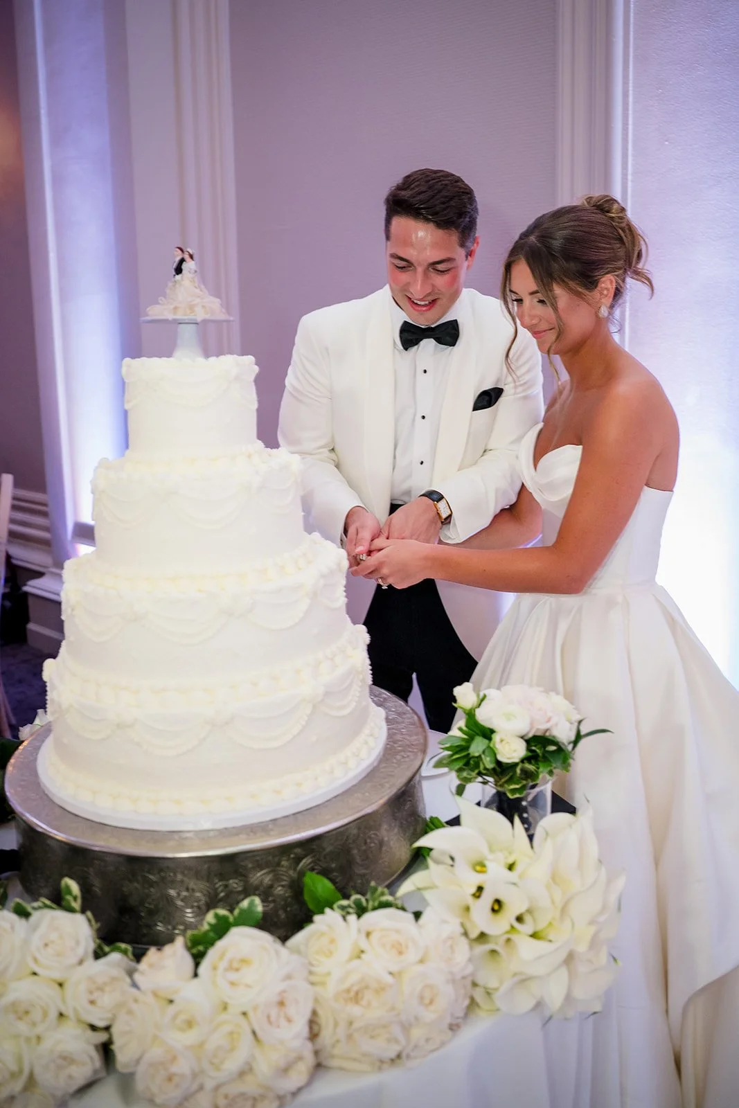 Ellis Ballroom white cake flowers