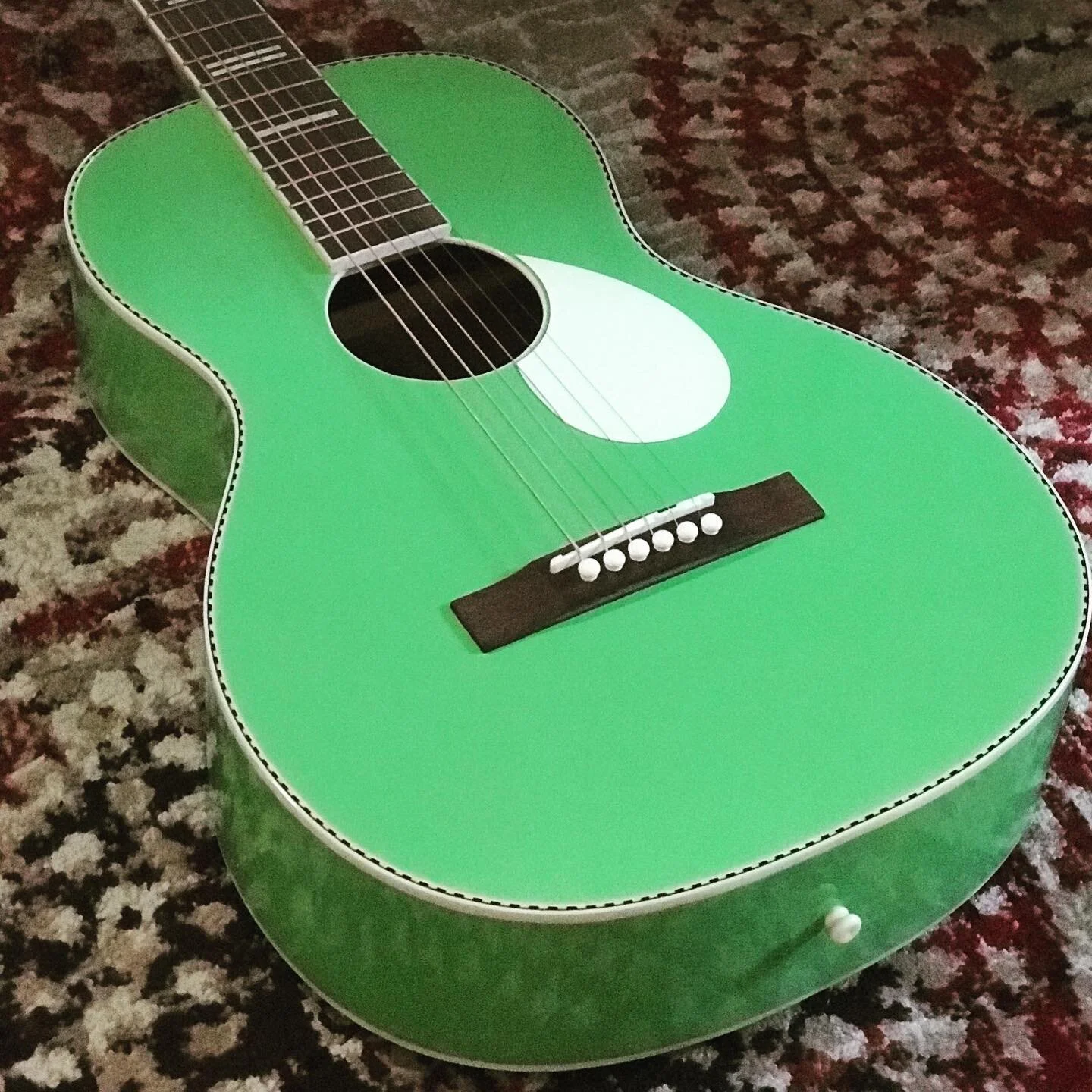 Lots of green for not a lot of green 💚💚👑

There&rsquo;s a reason players keep coming back to these Dirty 30s Single 0 guitars. Boxy, vintage sound without the challenges of a vintage instrument, tons of vibe and they&rsquo;re straight-up just supe