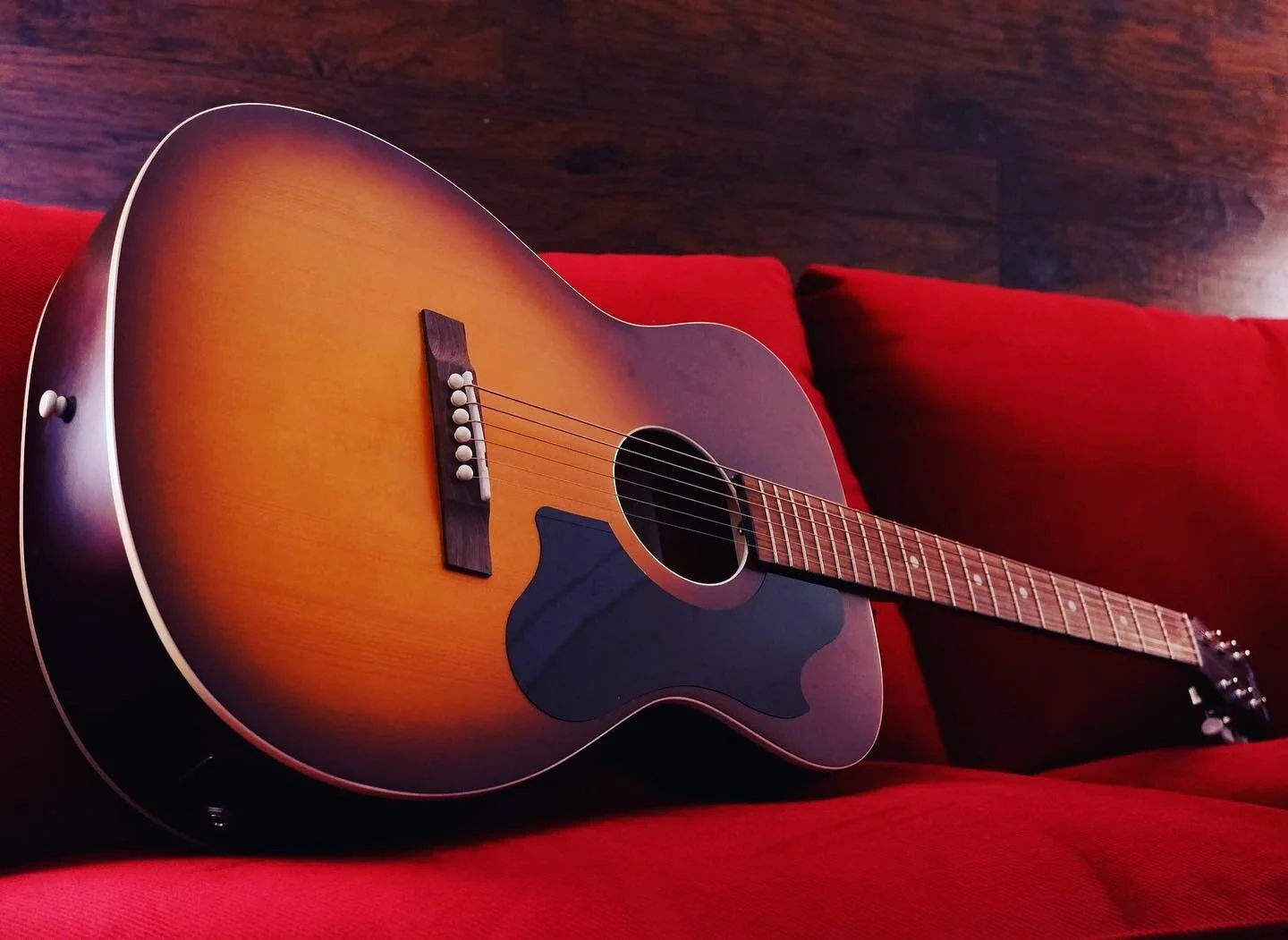 The Series 9 000 &mdash; we&rsquo;re suckers for cool aesthetic touches. The oversize fretboard dots and Whitley RK pickguard make this spruce topped tone machine stand out. 

1-11/16 nut, for players who want a smaller body but appreciate the narrow