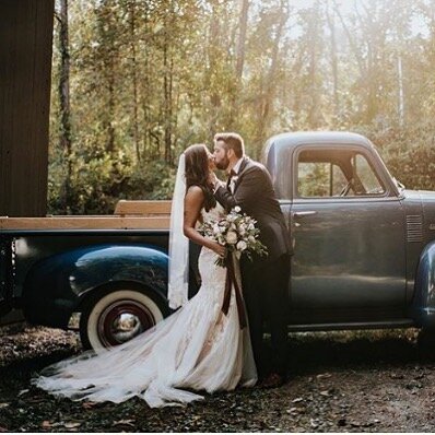 Dreaming of a little country chic for a wedding I&rsquo;m creating for a beautiful couple. I&rsquo;ve known the groom since he was a young teenager and it&rsquo;s such a privilege and joy to marry him to the love of  is his life. Photo credit @dearly