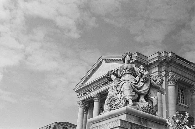 Paris/Versailles on 35mm b&amp;w film 🎞 &bull;
&bull;
&bull;
&bull;
&bull;
&bull;
#35mm #35mmfilm #paris #versailles #ilfordhp5 #olympusom1