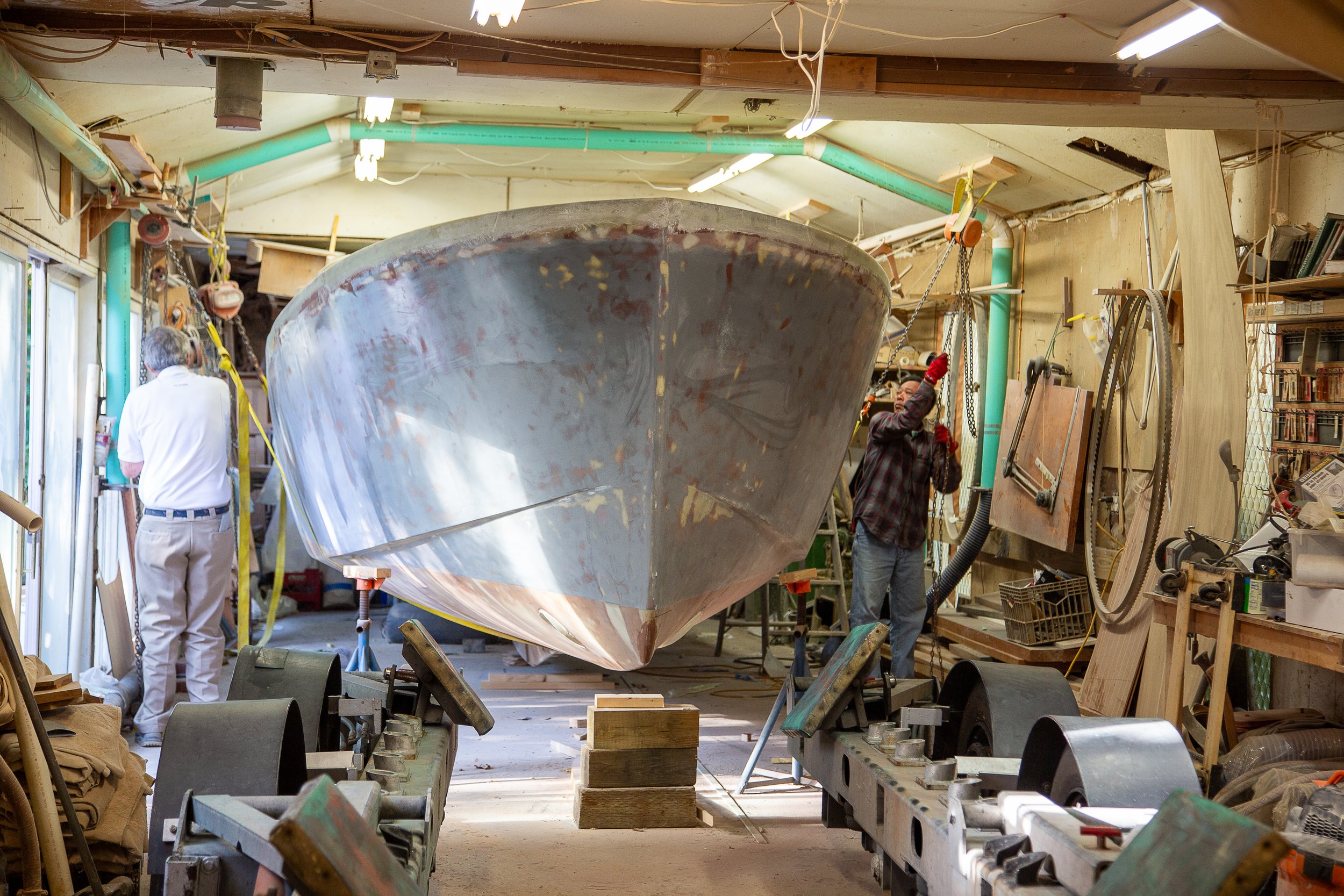    The Appy VI hull is complete! Bruce Dyson and the trailer driver lift up the boat hull to be placed on the trailer for transport to Boston Boatworks.   
