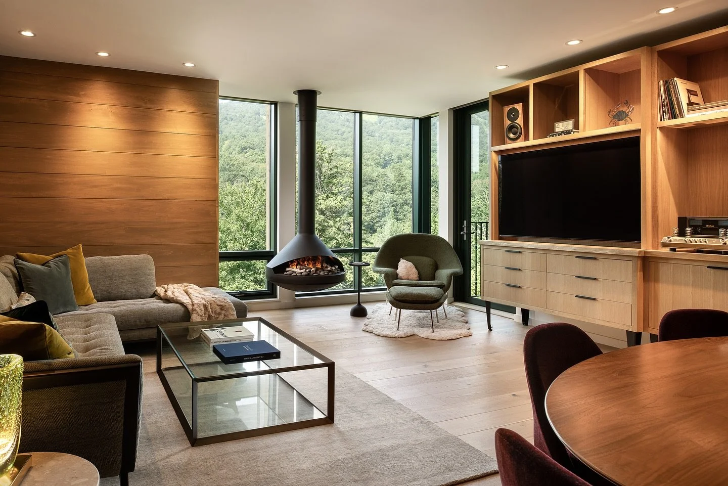 Welcome to this treehouse retreat in Stowe. Beautiful any season of the year. 

Architect: @cushmandesigngroup 
Builder: @redhousebuilding 
Photos: @ryanbentphoto