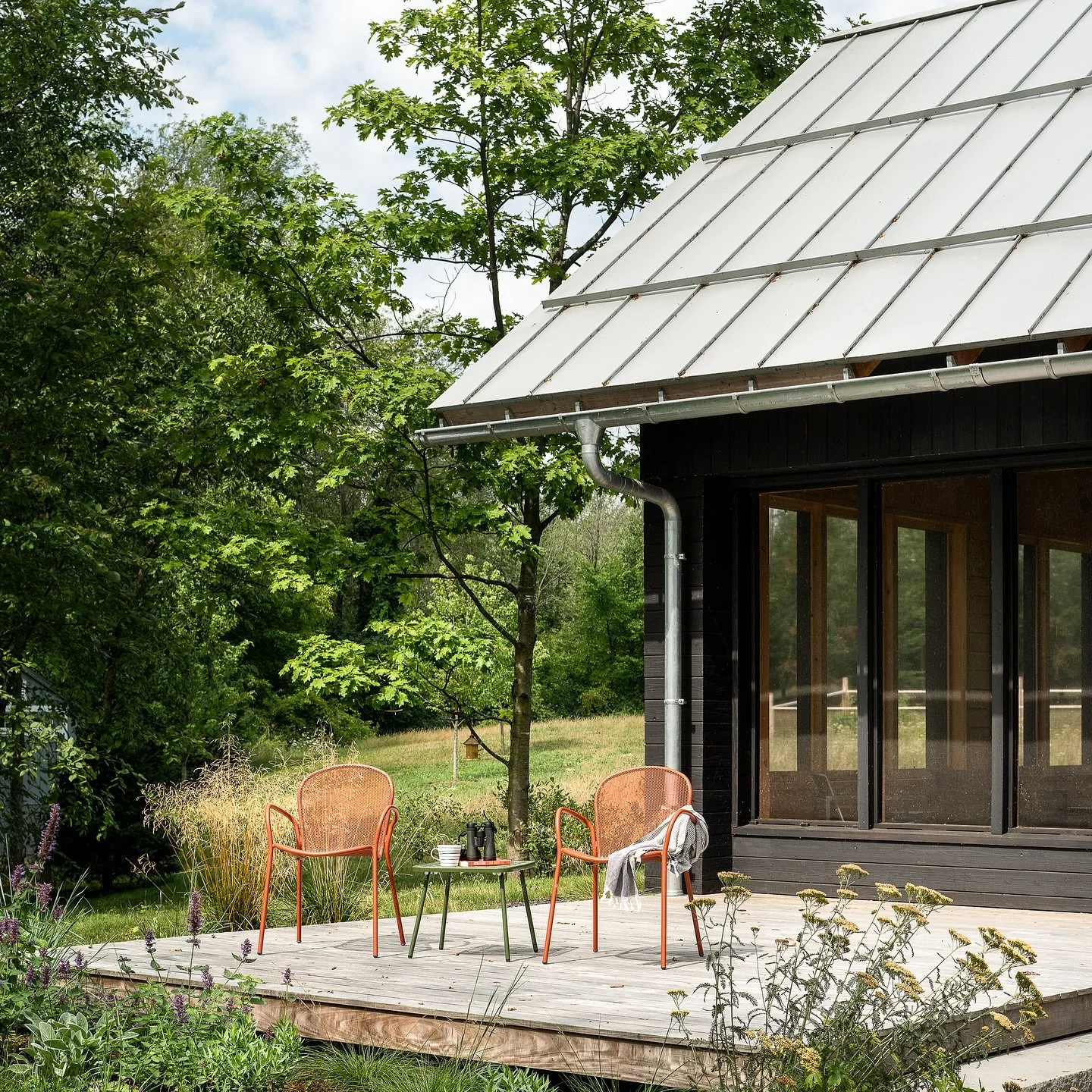 The perfect porch and deck to soak up the last bits of warm weather here in Vermont. ☀️🍁

Architect: @ar.tma 
Builder: @redhousebuilding 
📸: @ryanbentphoto 

#vermonthomes #lakesidehome #homebuilders #qualityconstruction #vthomebuilders