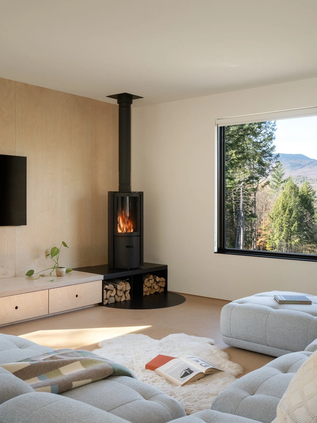 Who wouldn&rsquo;t want to snuggle up at this artist&rsquo;s mountainside home in the Mad River Valley? 

Architect: @eh_architect 
Builders: @redhousebuilding 
📸: @ryanbentphoto 

#finehomebuilding #vermonthomes #luxuryhome