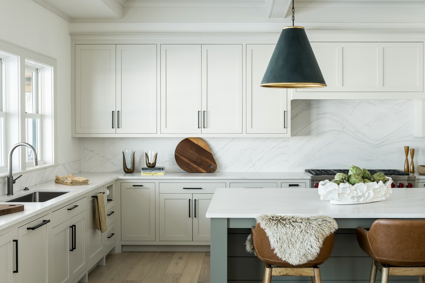 They say the kitchen in the heart of the home. These all captured our ❤️s. What is your favorite?

1. The Gathering House Architect: @goldsmithanddavis 
Interior design: @stoneledgestudio  📸: @ryanbentphoto

2. Milkhouse Architect: @birdseye.archite