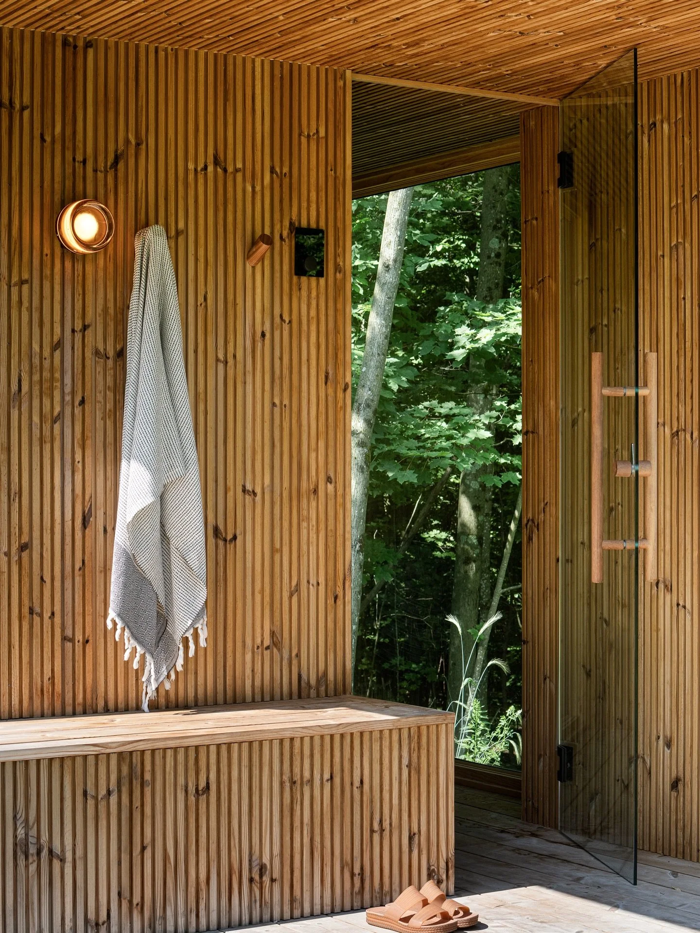 Ahhhhh. 🧘🏽 This sauna is calling to us today. 

Architect: @eh_architect 
Builder: @redhousebuilding 
📸: @ryanbentphoto 

#homesauna #vermontcozy #vermonthomes #finehomebuilding