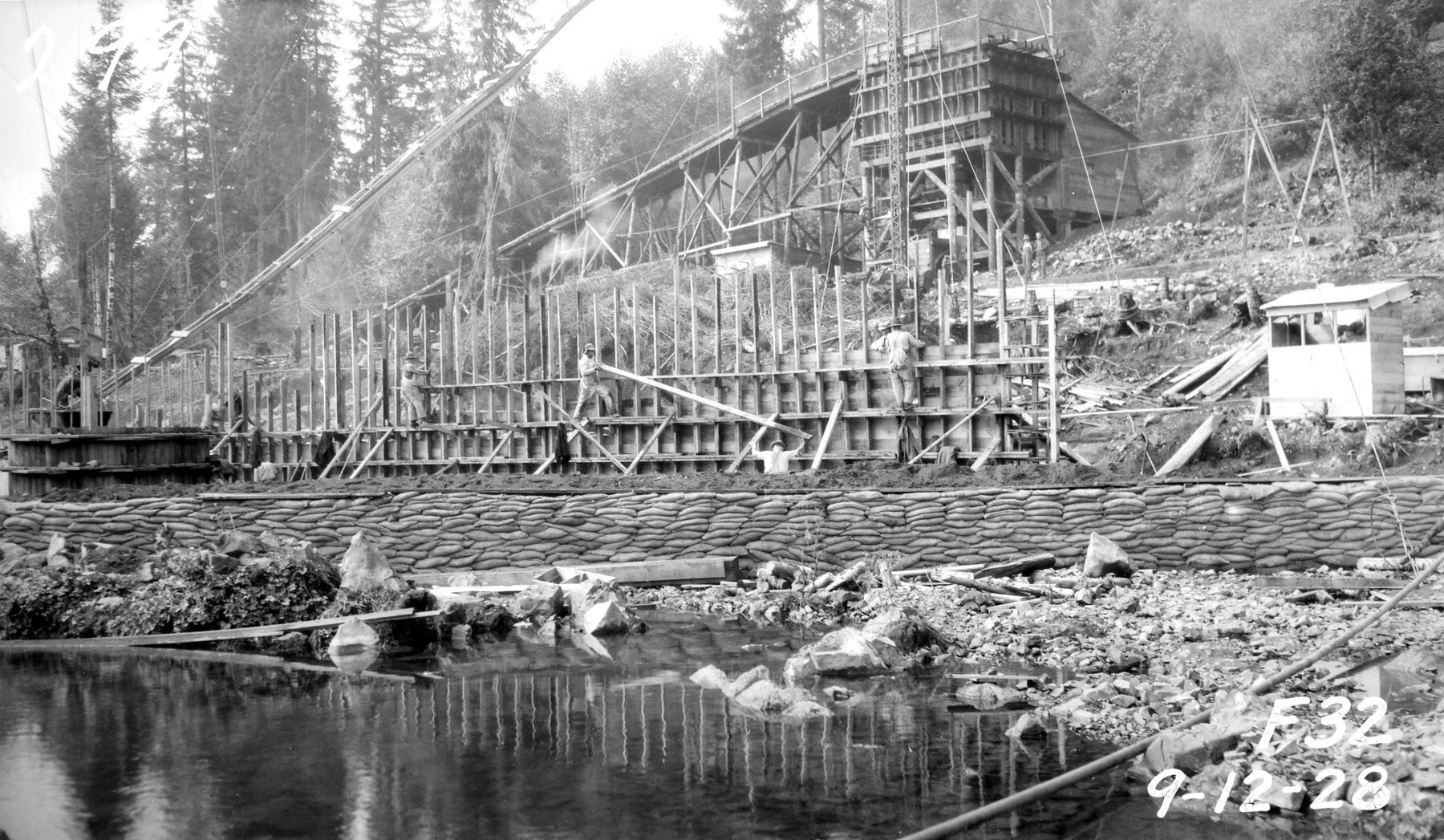 05ewebhist1928Leaburg.jpg