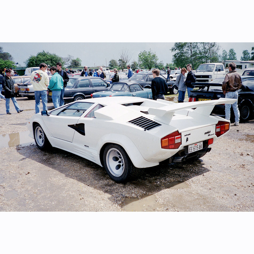 Lamborghini Countach Quattrovalvole chassis JLA12369 at Castle Combe in 1988.

Photo credit: Supercar Nostalgia

#lamborghini #lamborghinicountach #lamborghinicountachqv #lamborghinicountachquattrovalvole #countach #countachqv #quattrovalvole #classi