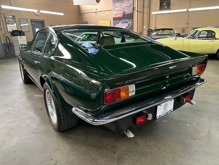 Elegant Aston Martin V8 Vantage 1988 Images