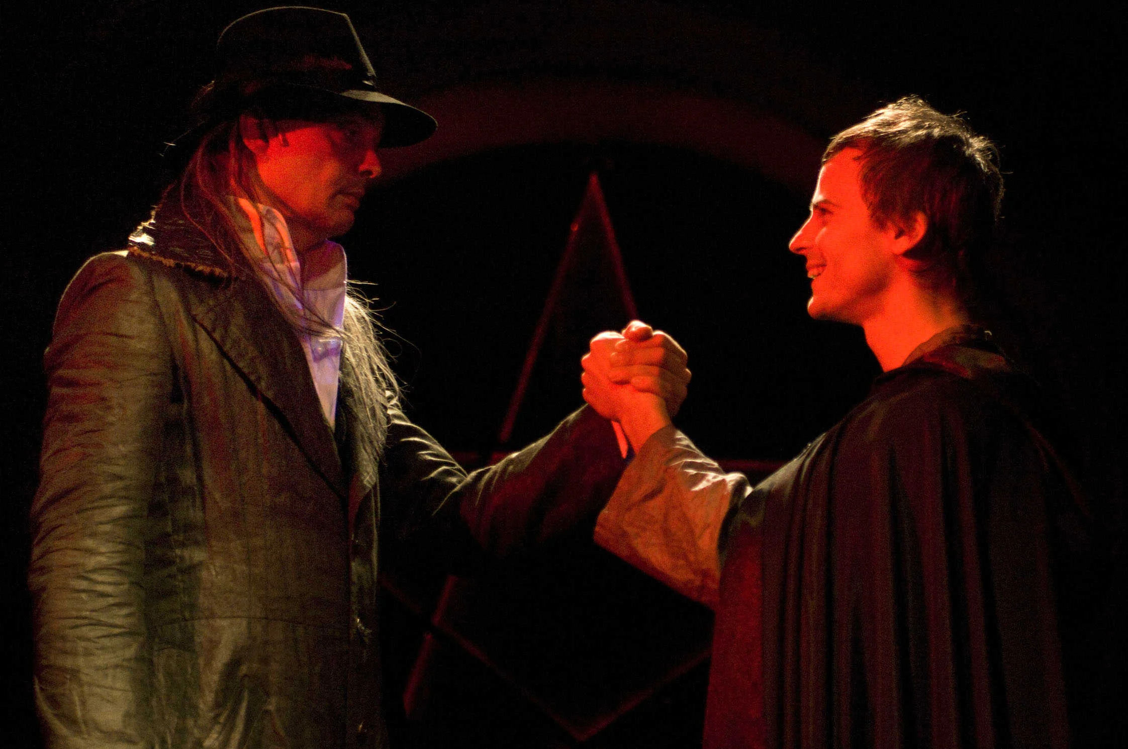 Bernhard_Majcen_als_Meister_und_Matthias_Hacker_als_Krabat.jpg