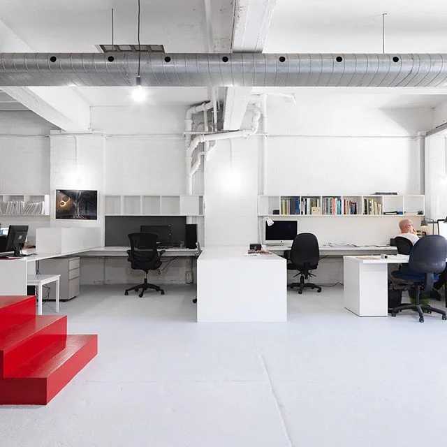 Whether you are a freelancer or single business operator there are many single desk options in the studio. No lock in contract, no bond, no worries. .
.
#ausststudio #coworking #sharespace #office #tenant #sydney #camperdown #australia