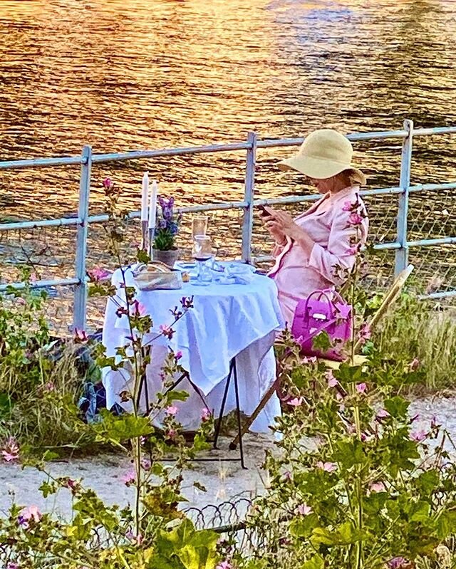 That the restaurants are still locked down, she, this stylish woman brought her own restaurant to the river bank and dine alone 👍🏼 go date yourself 🤔