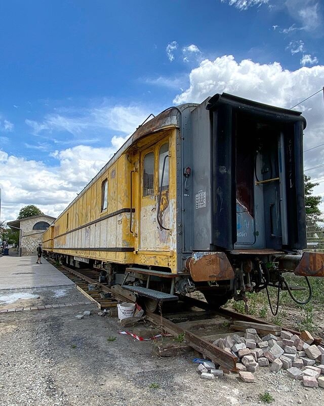 La Caverne aux Livres &laquo;&nbsp;the book cave&quot;. People are surprised by strolling in these amazing SNCF wagons filled with tens of thousands of &rlm;pounds of ancient books. this atypical place enters the cultural heritage of the city. It is 