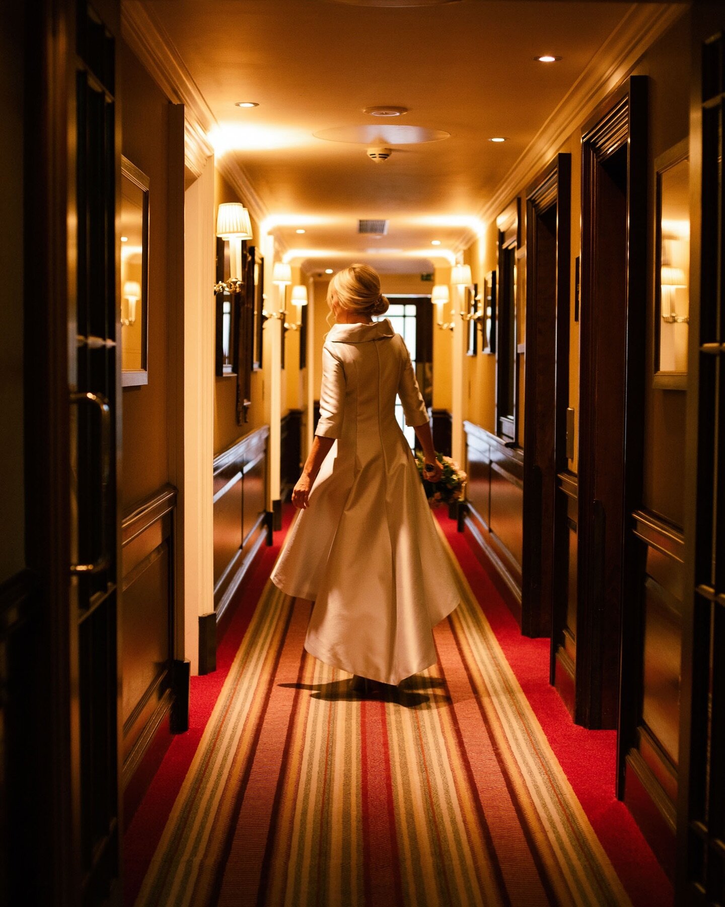 What a joy it was to take a few shots of this beautiful bride in the hallways of @theconnaught hotel in Mayfair. A very London wedding - mostly photographed in black and white, with the exception of this one!