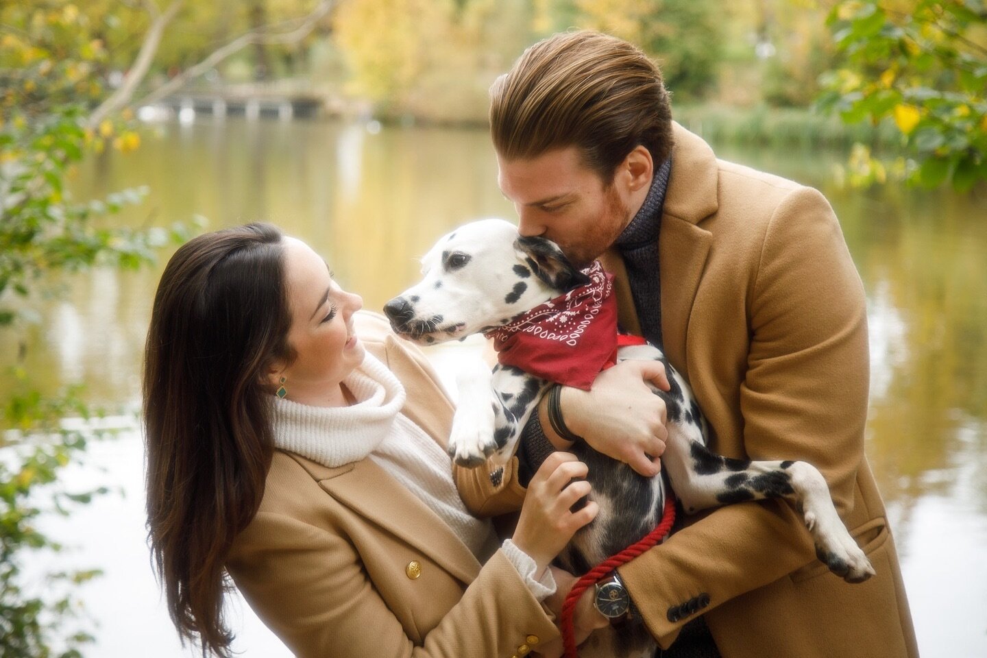 A beautifully autumnal engagement shoot on Hampstead Heath. Thank you for the laughs @lucysemmens and @julien_houeix 🐾
.
.
.
#dalmatiansofig #dalmatianspotlight #dalmatiandog #dalmatianclub #dalmatianlover #dalmatians_of_instagram #dalmatianpuppy #d