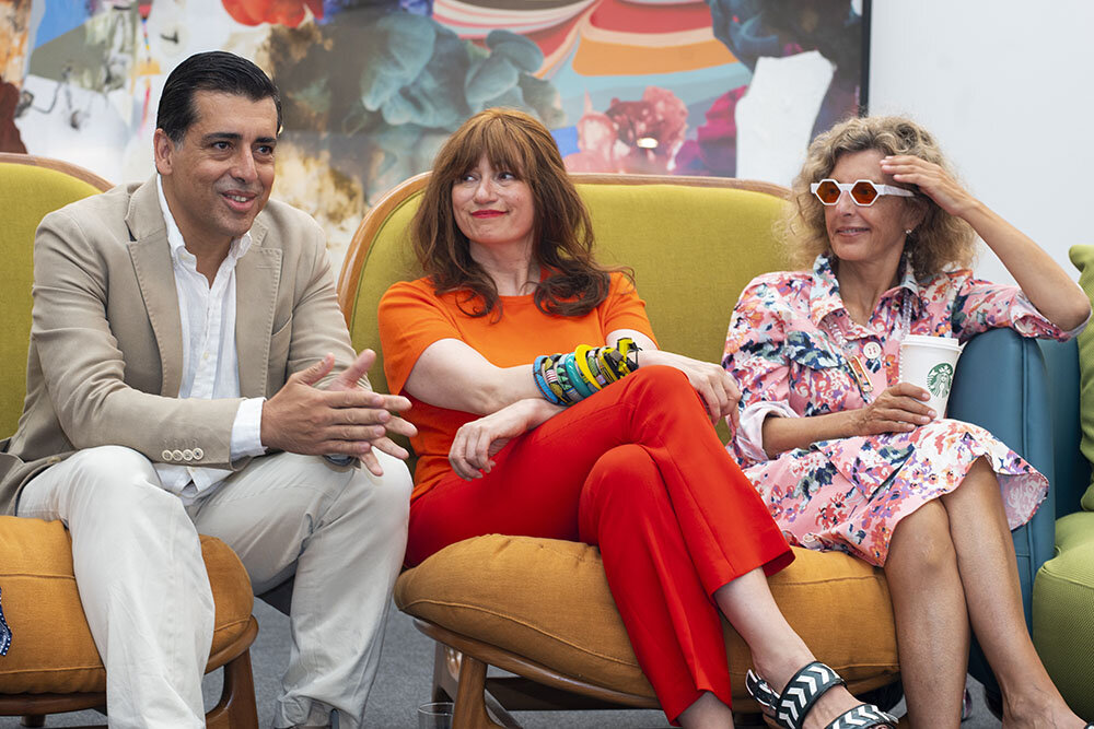 Héctor Ruíz Velázquez , Marisa Santamaría y Teresa Sapey . Imagen tomada durante la celebración de "Design for Life".