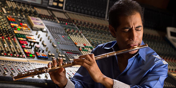 nestor_torres-playing-studio20.jpg