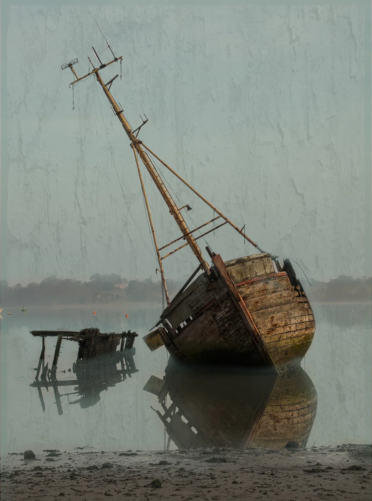 WRECK AT PIN MILL - Sue Badger