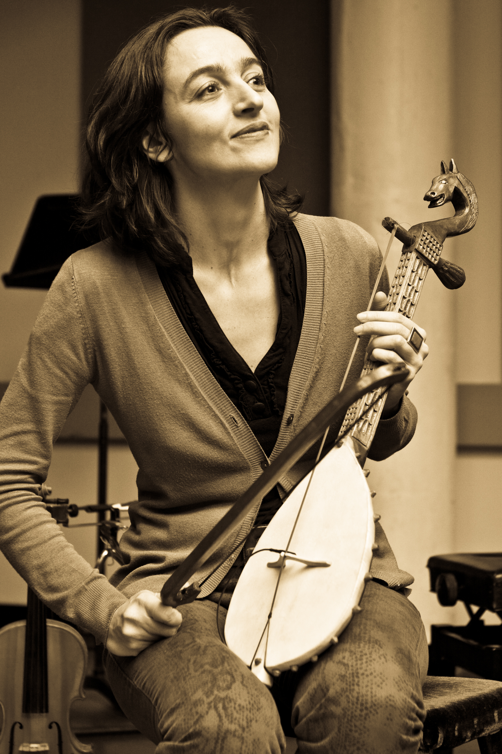Vrebalov with gusle during the "hold me, neighbor" workshop in Carnegie Hall. Photo: Biljana Ustic