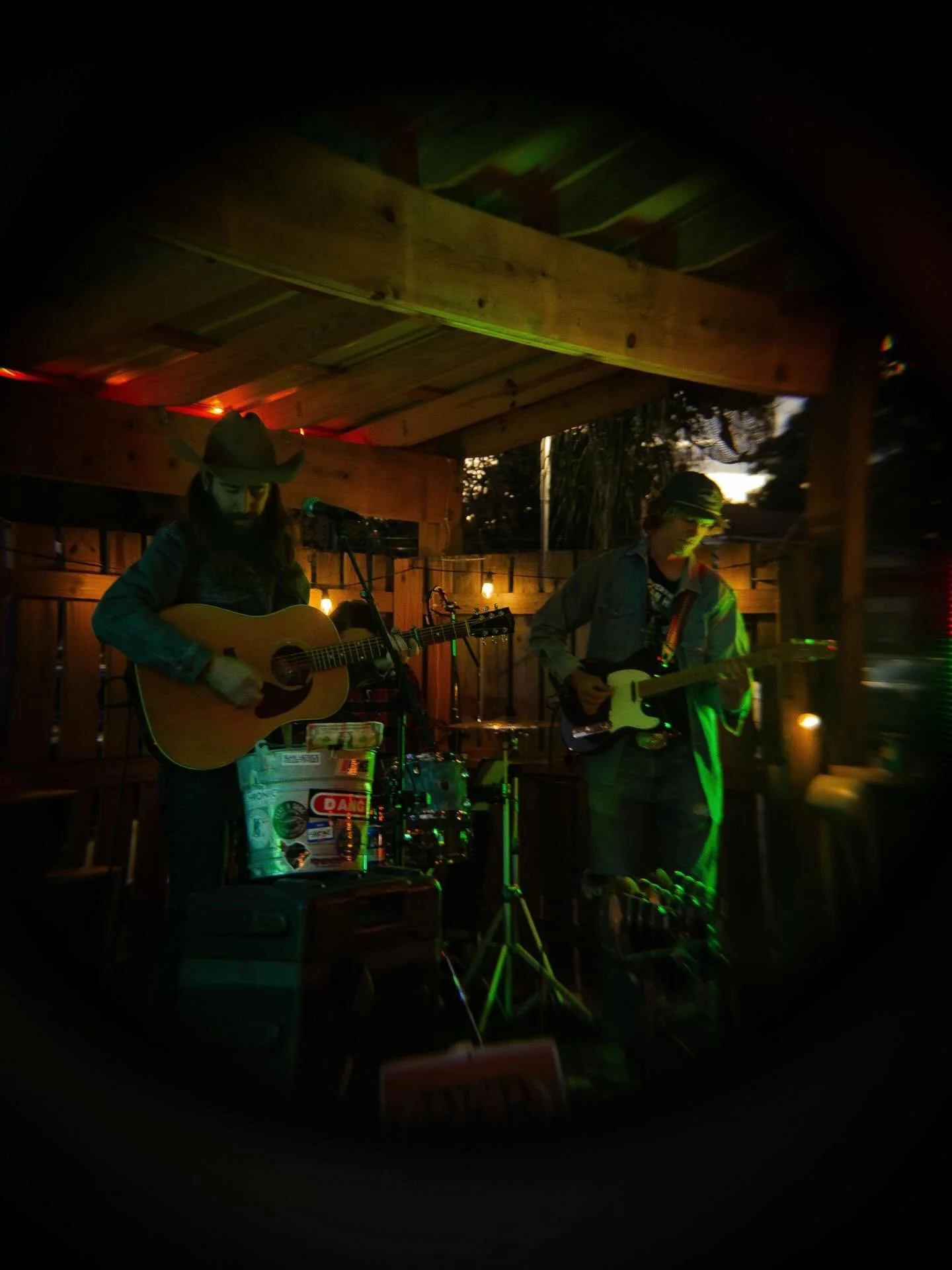 It&rsquo;s honky tonk night down at the beach hon! @wheelhousebeergarden tonight 6-9p y&rsquo;all come on out and enjoy this beautiful day with us. ☀️ 
&bull;
📸 @cowboykillakay