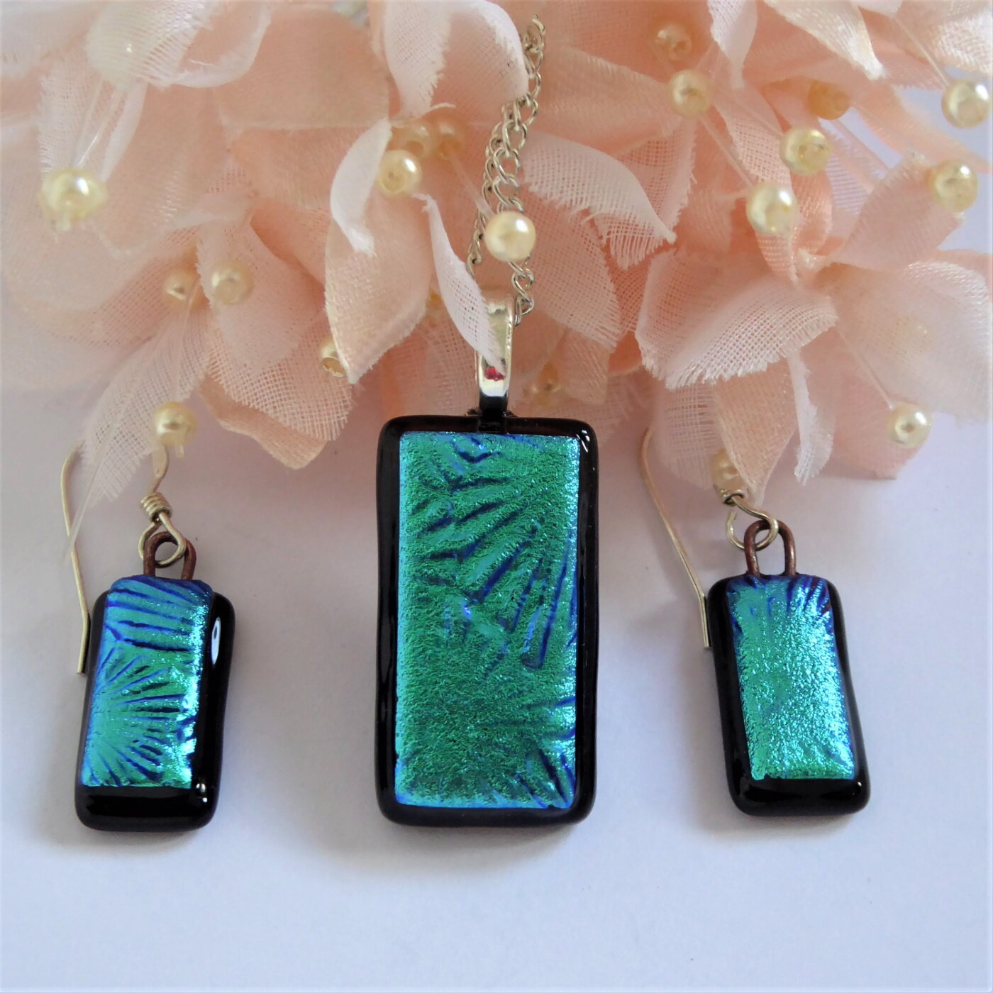 Florentine pendant and earrings in teal