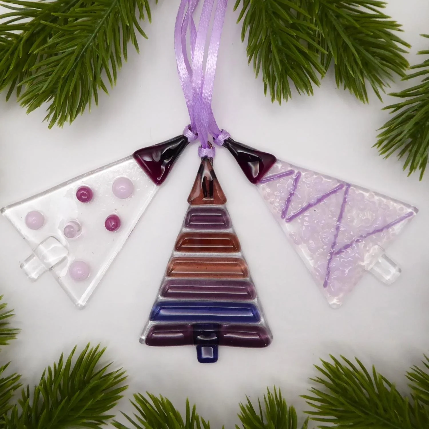  Set of three fused glass Christmas tree ornaments decorated with pink and purple glass 