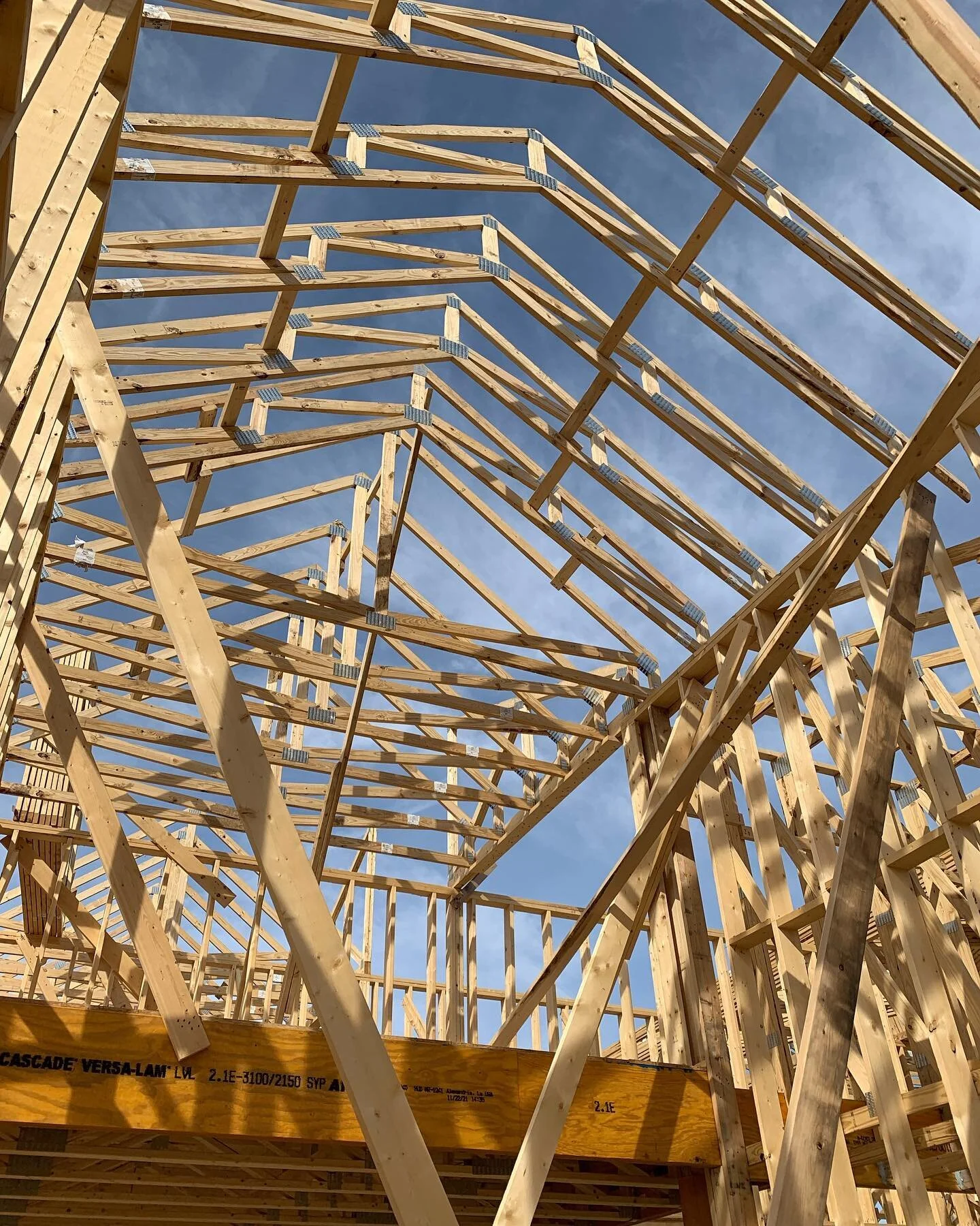 I’ll say it again - framing is my favorite phase of residential construction! Especially up in the loft spaces.  #residentialdesign #residentialconstruction #homedesignideas #multifamily #designinspiration #process #woodframe #loftstyle