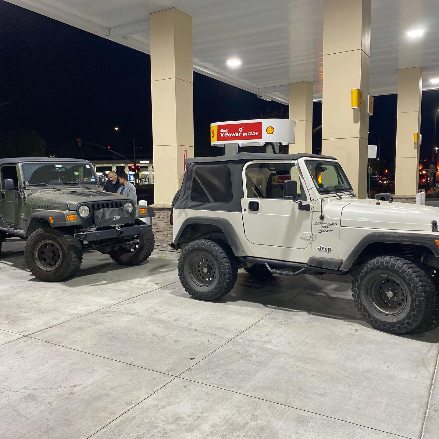 It&rsquo;s pretty cool running into friends randomly at the gas station. #crossfitoneworld #mvalledc #valledc #inmotionchiropractic #inmotionsportschiropractic #inmotionsportschiro