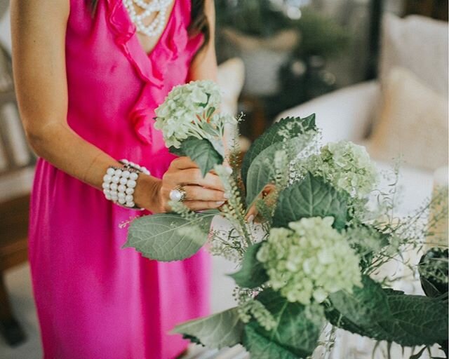 #designwednesday: When I host events I love having flowers in my house! Right now, my house feels a little empty without them. On the bright side, the fam and I have been taking long walks, and I have seen so many beautiful flowers in spring bloom th