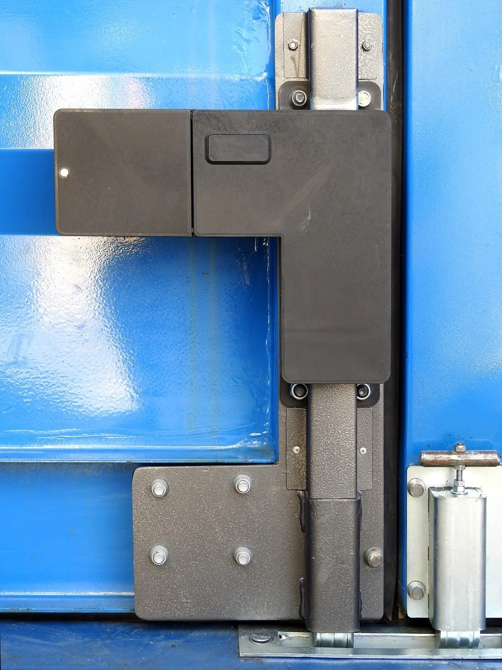 A complete locking system for your trucks and containers locks, remote