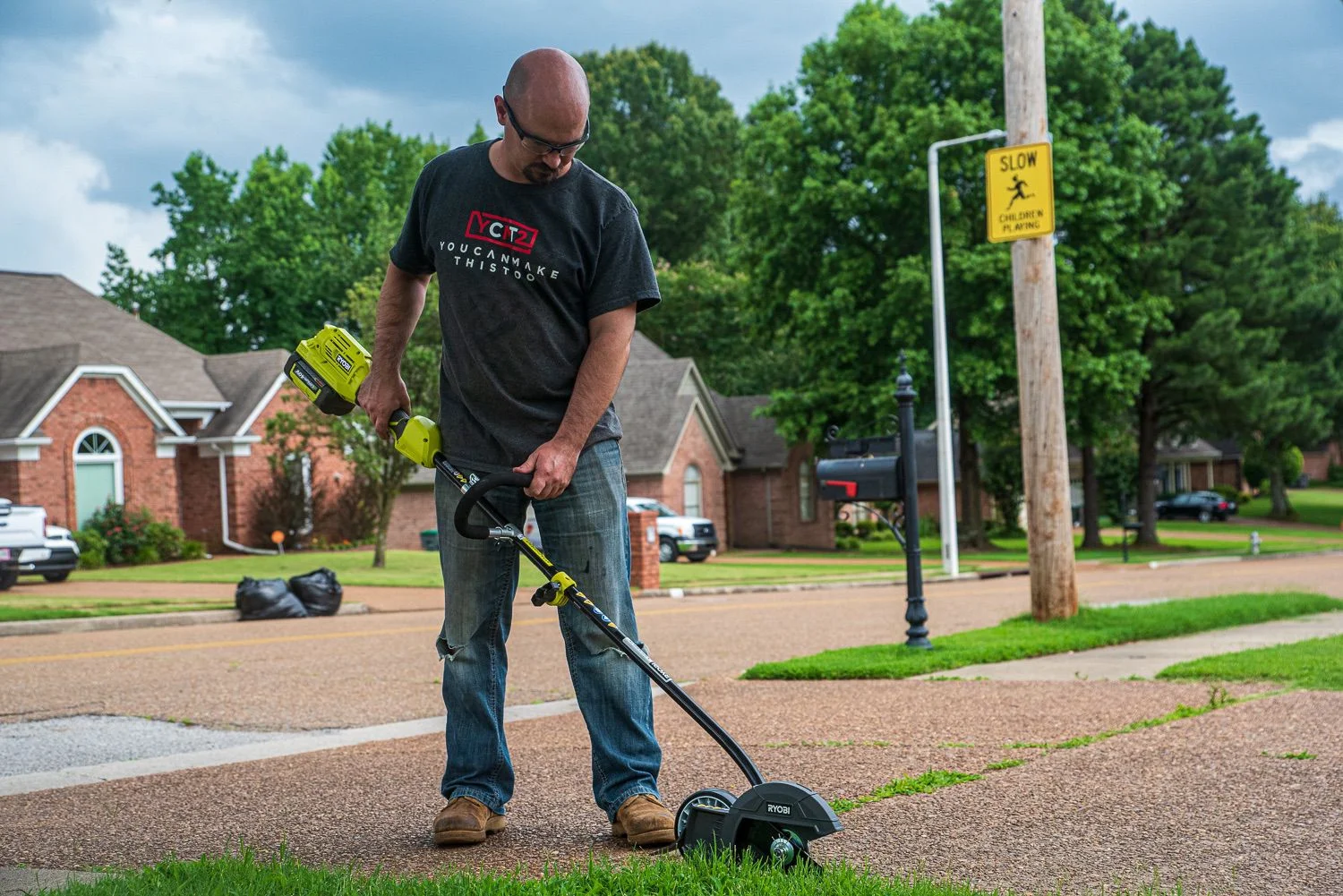 Ryobi Expand-It 8” Edger in use