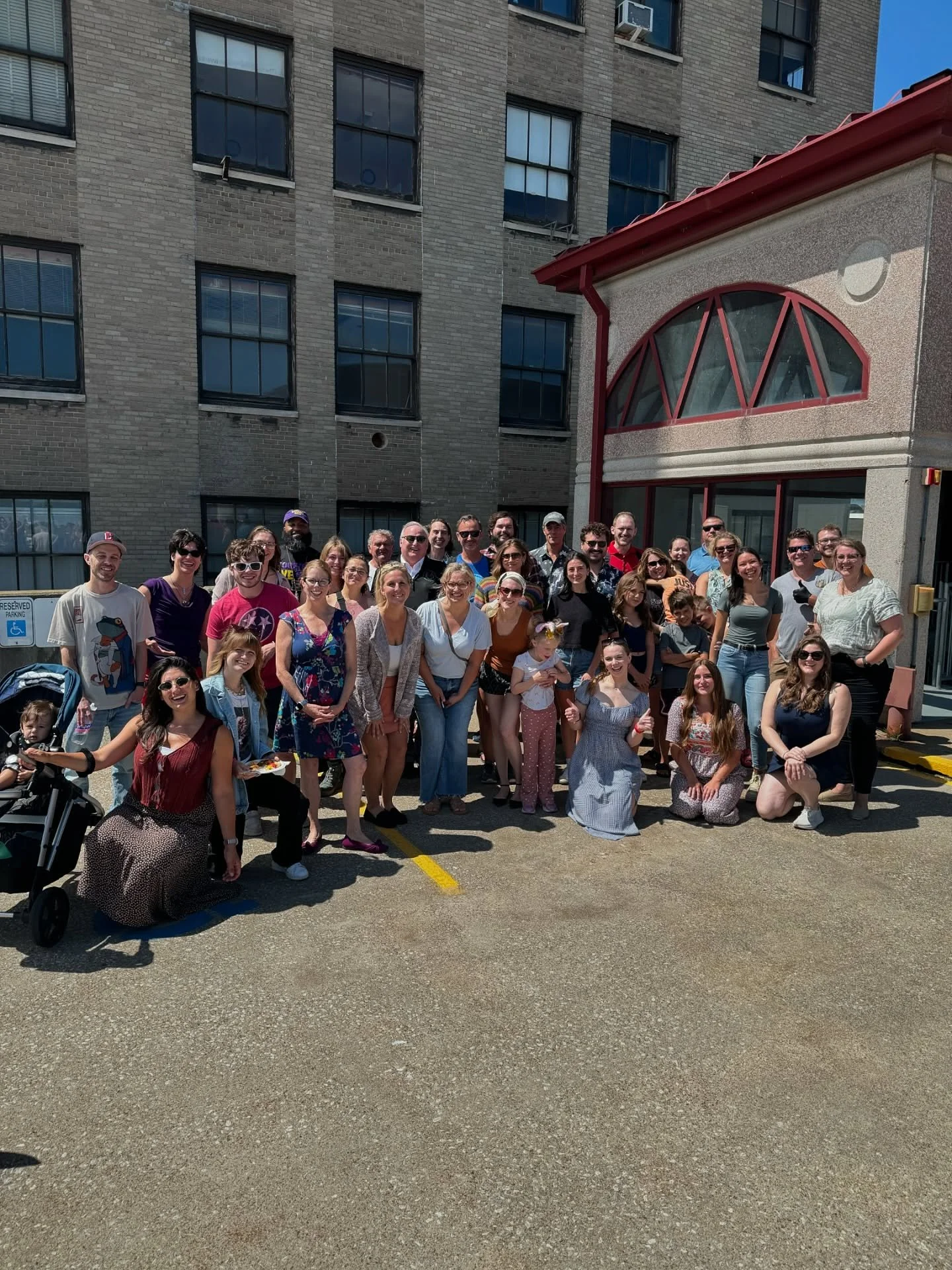 Nothing brings people together like a good burger and a sick rooftop view. 

Thanks for spending the afternoon with us, friends ☀️❤️

#community