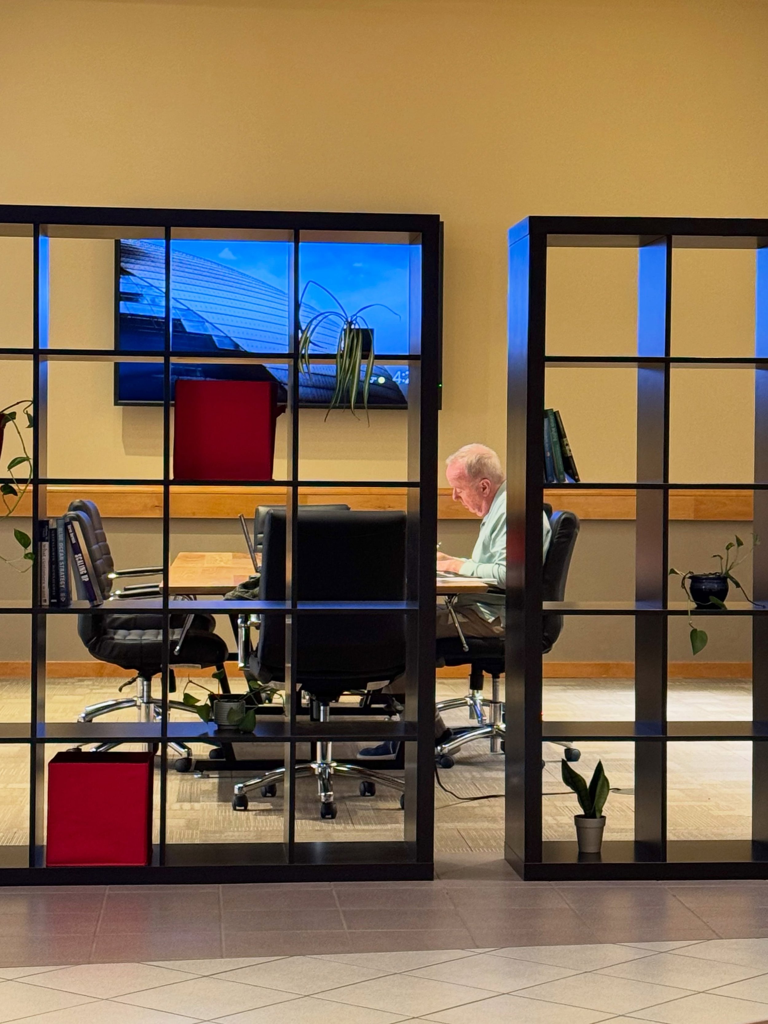 Some days call for heads down work. Some days call for wandering the halls and finding someone to chat with.

Whatever kind of workday you&rsquo;re having, Radius was made to support both. 🫱🏼&zwj;🫲🏽 Quiet corners, open conversations, and room to 